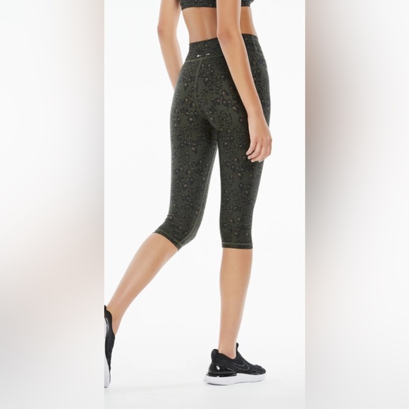 The Upside Green Leopard Print Cropped Leggings Tights size 10 Medium - Picture 16 of 16